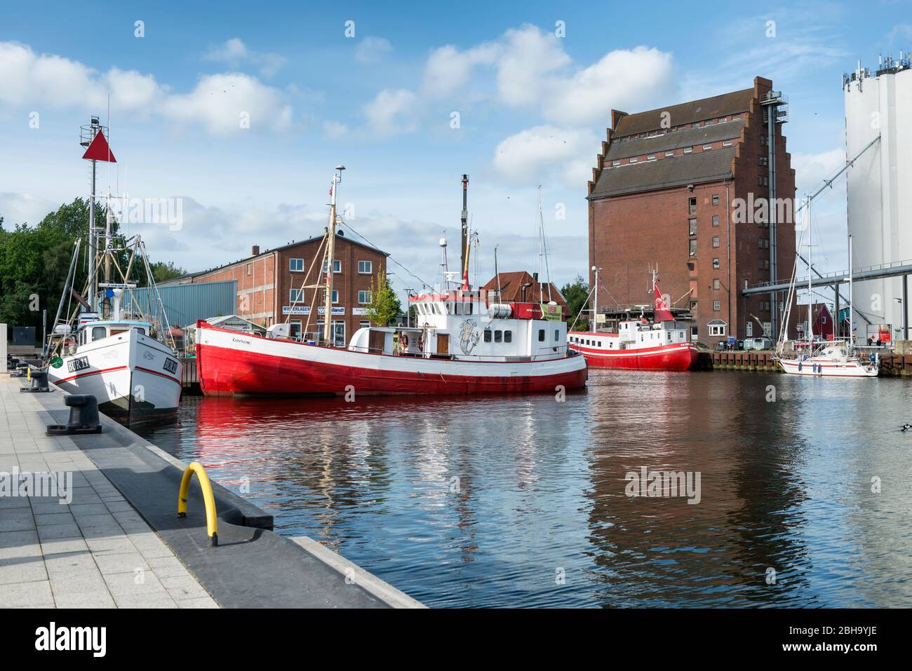 Burgstaaken, Fehmarn, Schleswig-Holstein, Germany, fishing boats and granaries in the fishing port Stock Photo