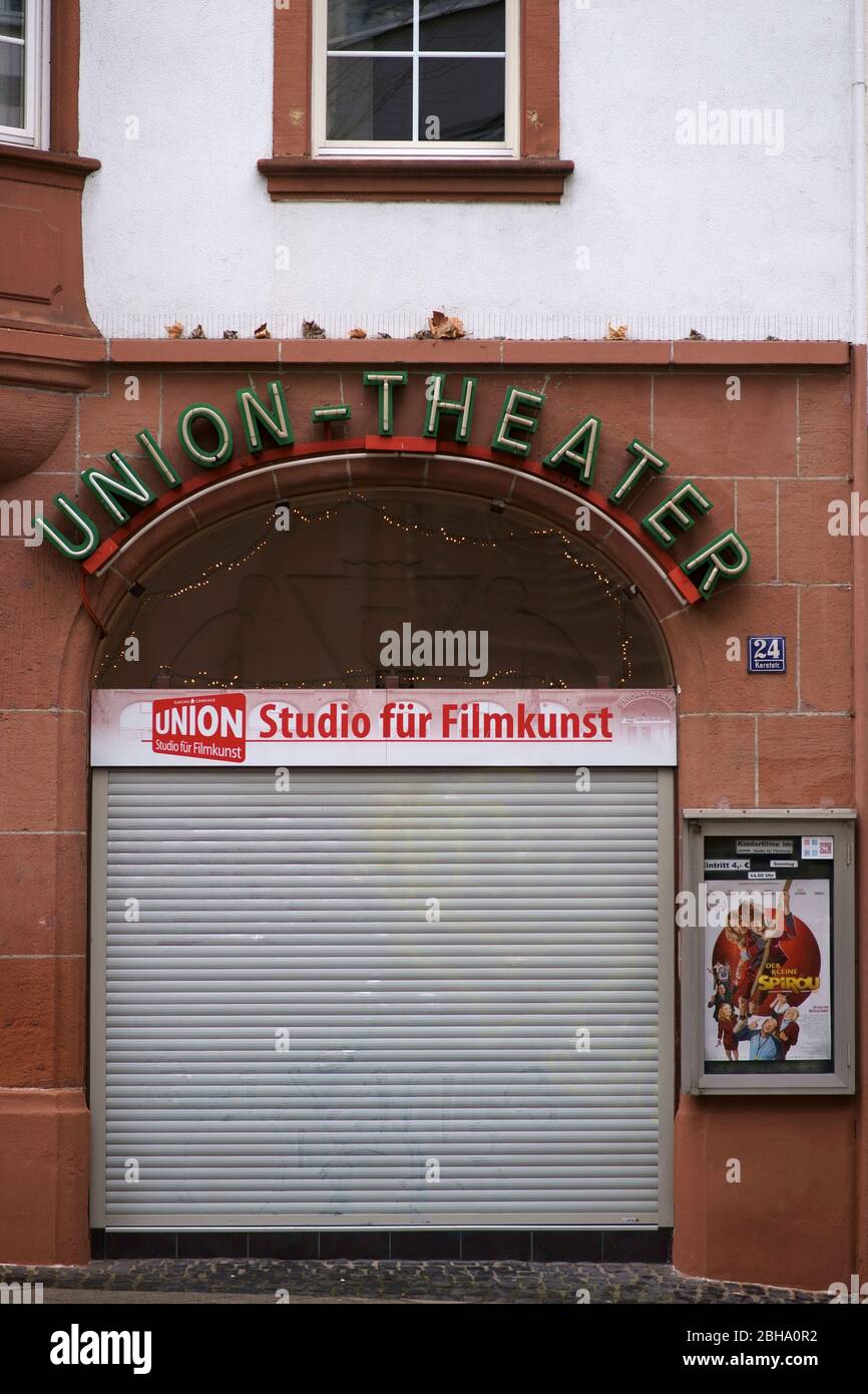 Kaiserslautern, Deutschland, herabgelassene Jalousien am geschlossenen Eingang des Union Theaters, dem Studio für Filmkunst Stock Photo