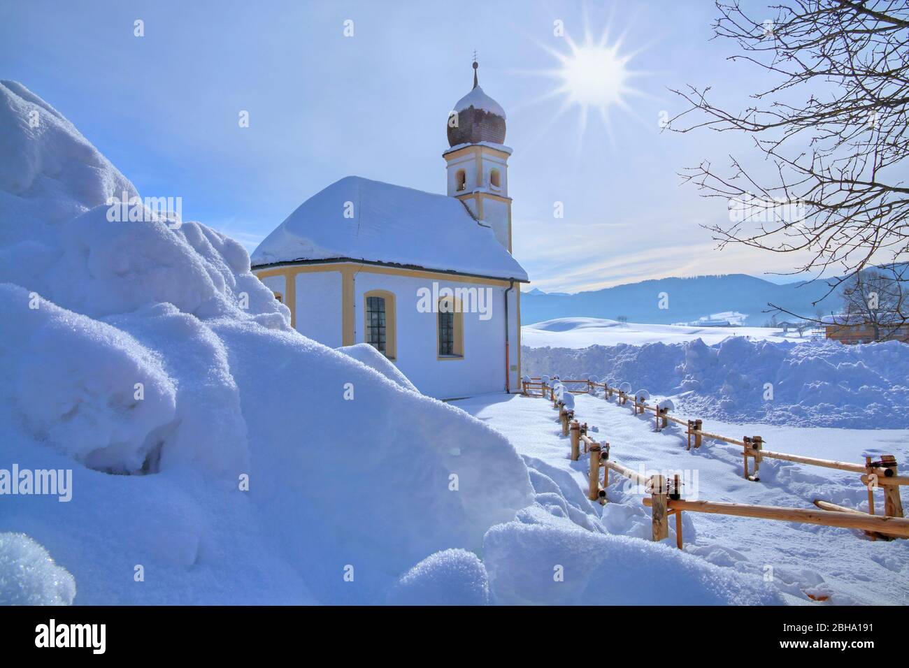 Winter landscape with St. Leonhard church, Hundham, Leitzach valley, Upper Bavaria, Bavaria, Germany Stock Photo