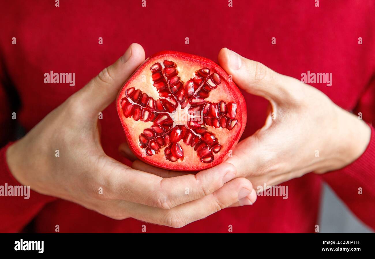Hand holding pomegranate hires stock photography and images Alamy
