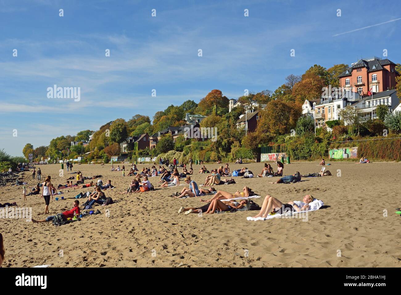 Germany, Hamburg, Övelgönne, villas and beach on the banks of the Elbe ...