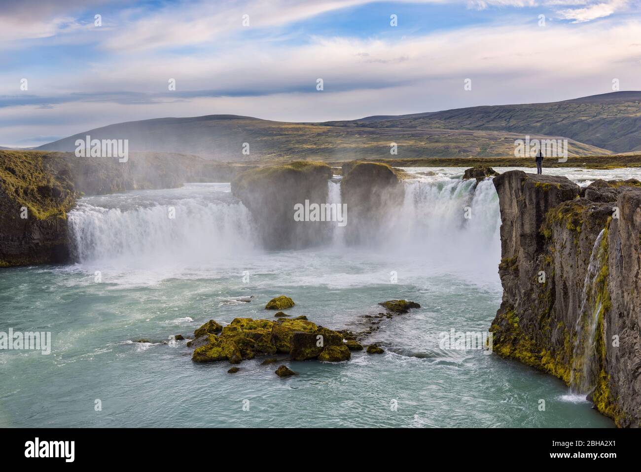 Person, Tourist, Wasserfall, Goldene Stunde, Godafoss, Klippe, Fluss, Island, Europa Stock Photo
