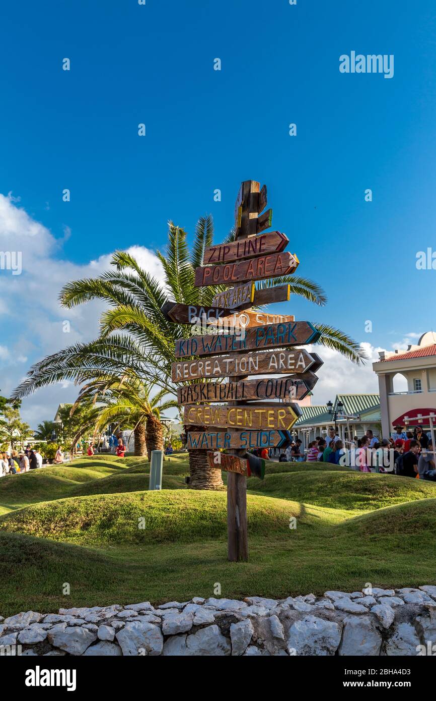 Wegweiser Schild, Touristenzentrum, Amber Cove Cruise Terminal, Hafen, Maimón, Dominikanische Republik, Große Antillen, Karibik, Atlantik, Mittelameri Stock Photo