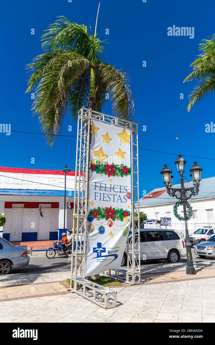 Schild Frohe Weihnachten, weihnachtliche Dekoration, Zentralpark, Plaza Independencia, Puerto Plata, Dominikanische Republik, Große Antillen, Karibik, Stock Photo
