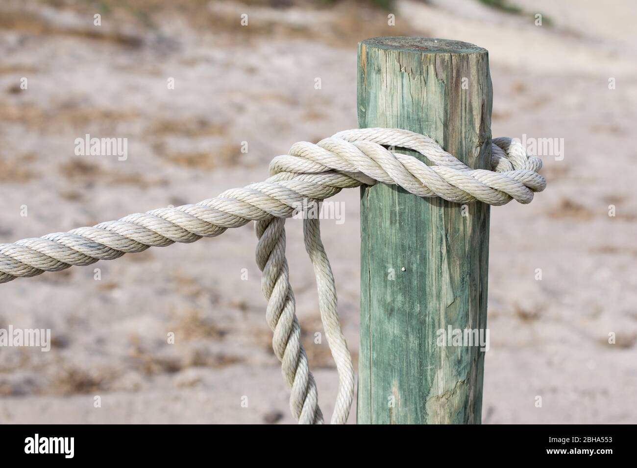 Rope around a wooden post Stock Photo Alamy