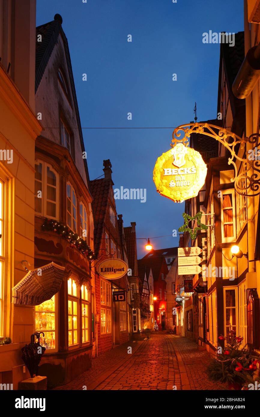 Häuser und Geschäfte mit Weihnachtsbeleuchtung im Schnoorviertel, Bremen, Deutschland, Europa Stock Photo