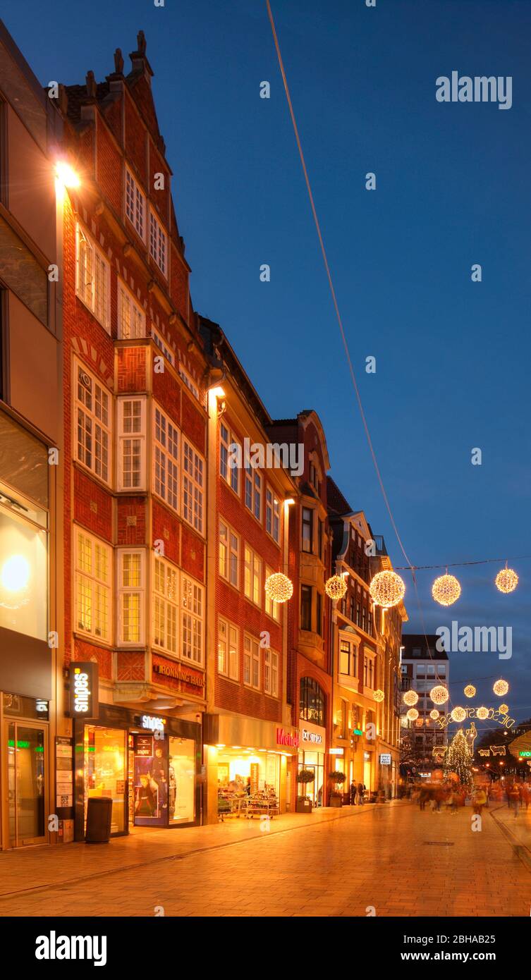 Einkaufsstraße Sögestraße mit Weihnachtsbeleuchtung bei Abenddämmerung, Bremen, Deutschland, Europa Stock Photo