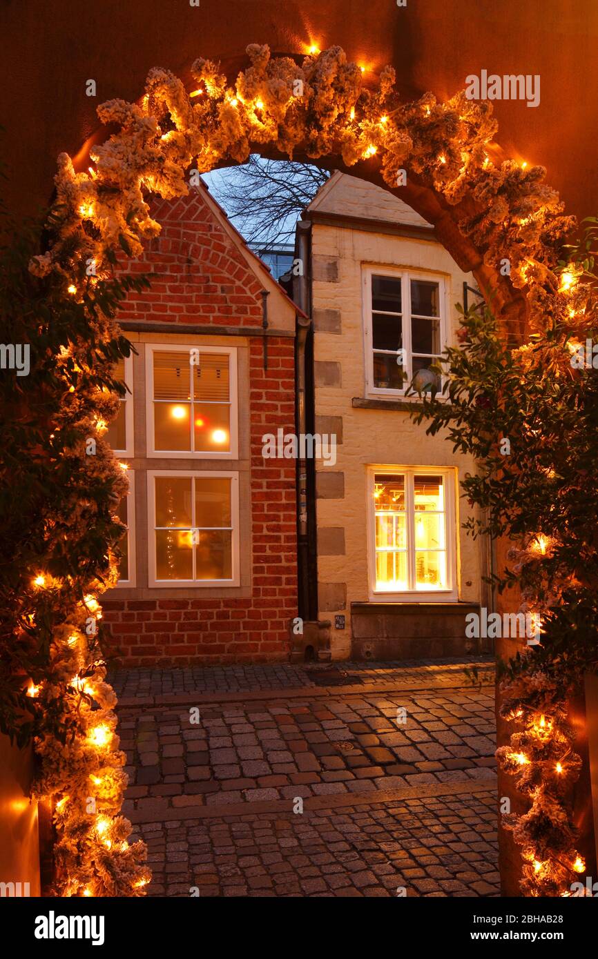 Torbogen, Häuser und Geschäfte mit Weihnachtsbeleuchtung im Schnoorviertel, Bremen, Deutschland, Europa Stock Photo