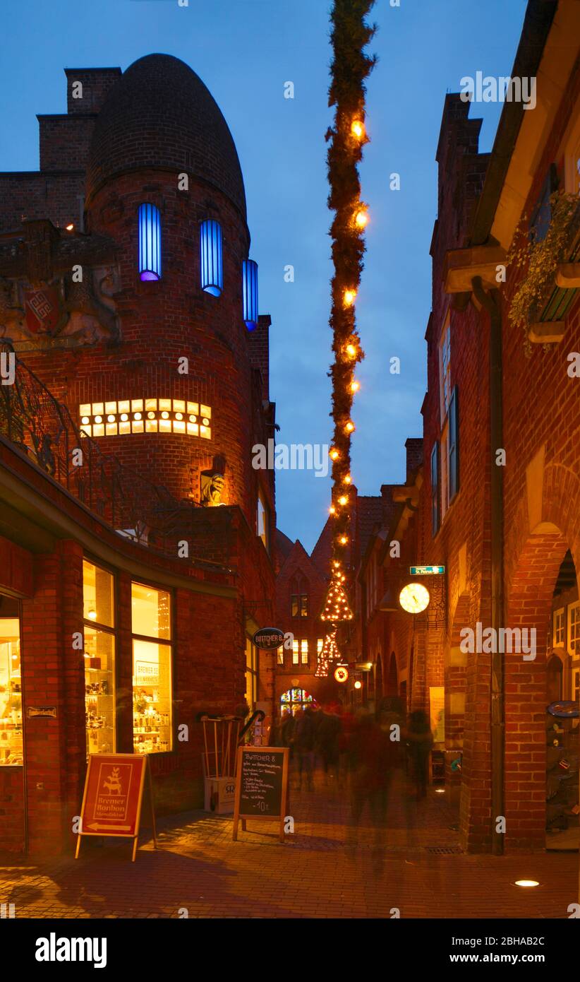 Weihnachtsbeleuchtung in der Böttcherstraße mit Paula-Modersohn-Becker-Museum, Paula-Becker-Modersohn-Haus, Bremen, Deutschland, Europa Stock Photo