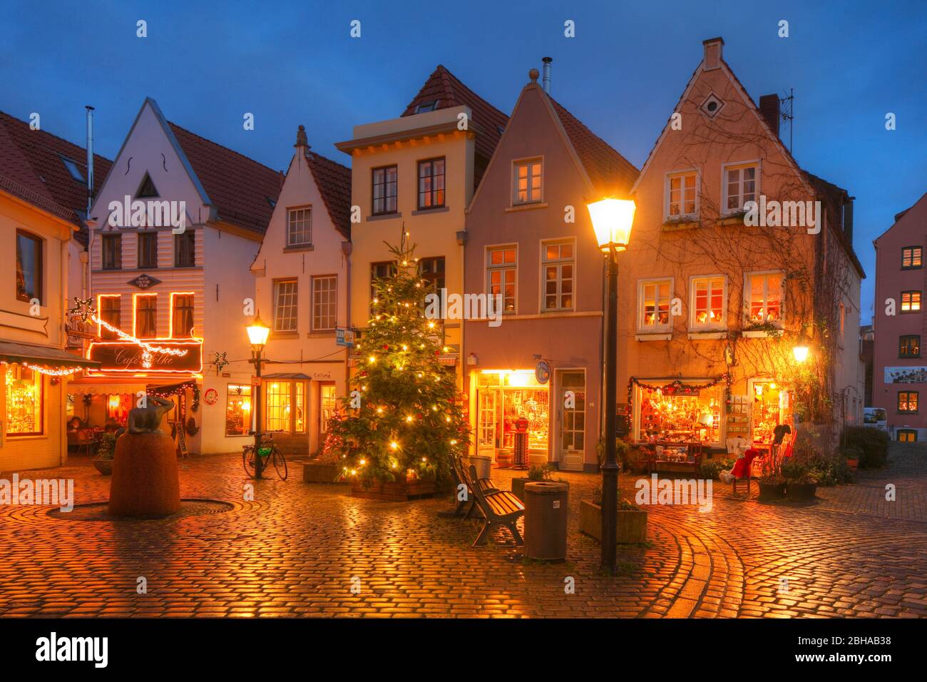 Historische Hausfassaden am Stavendamm mit Weihnachtsbaum im Schnoorviertel, Bremen, Deutschland, Europa Stock Photo