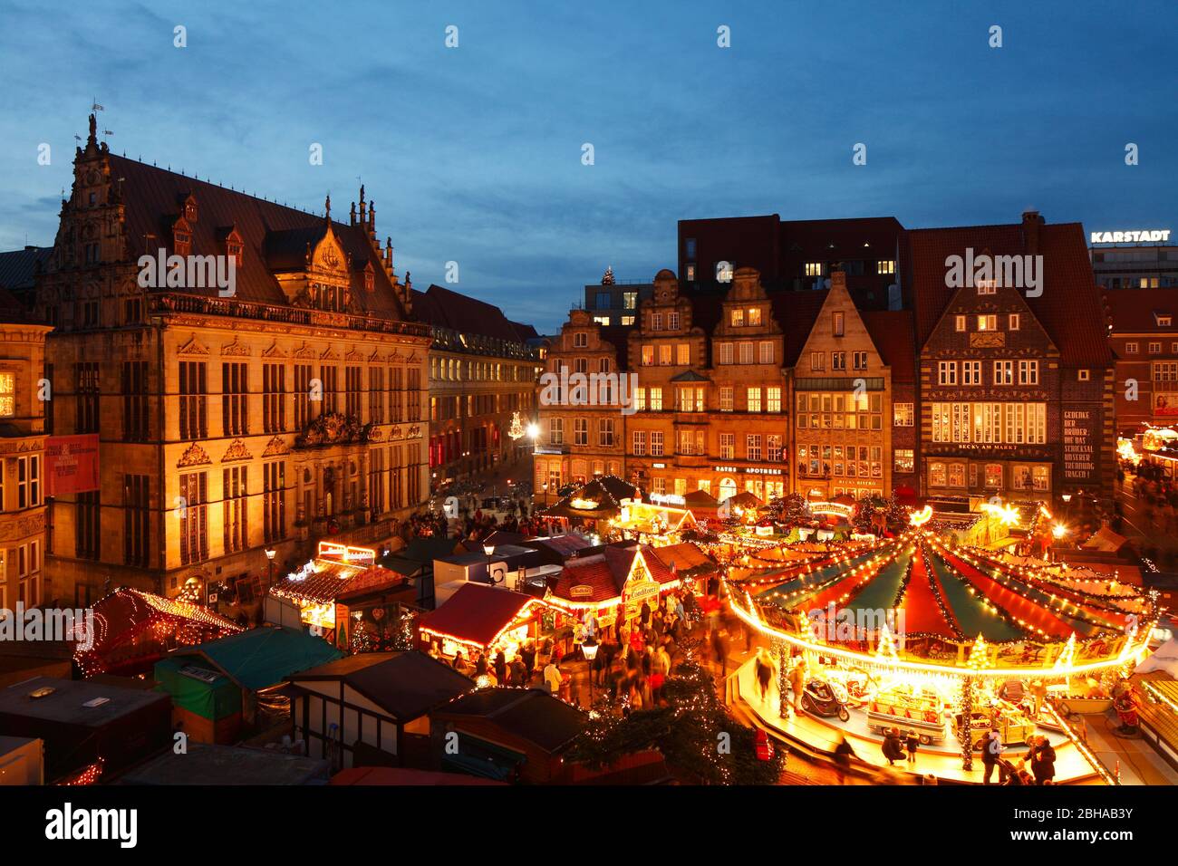 Weihnachtsmarkt mit Haus Schütting und Marktplatz-Westseite bei Abenddämmerung, Bremen, Deutschland, Europa Stock Photo