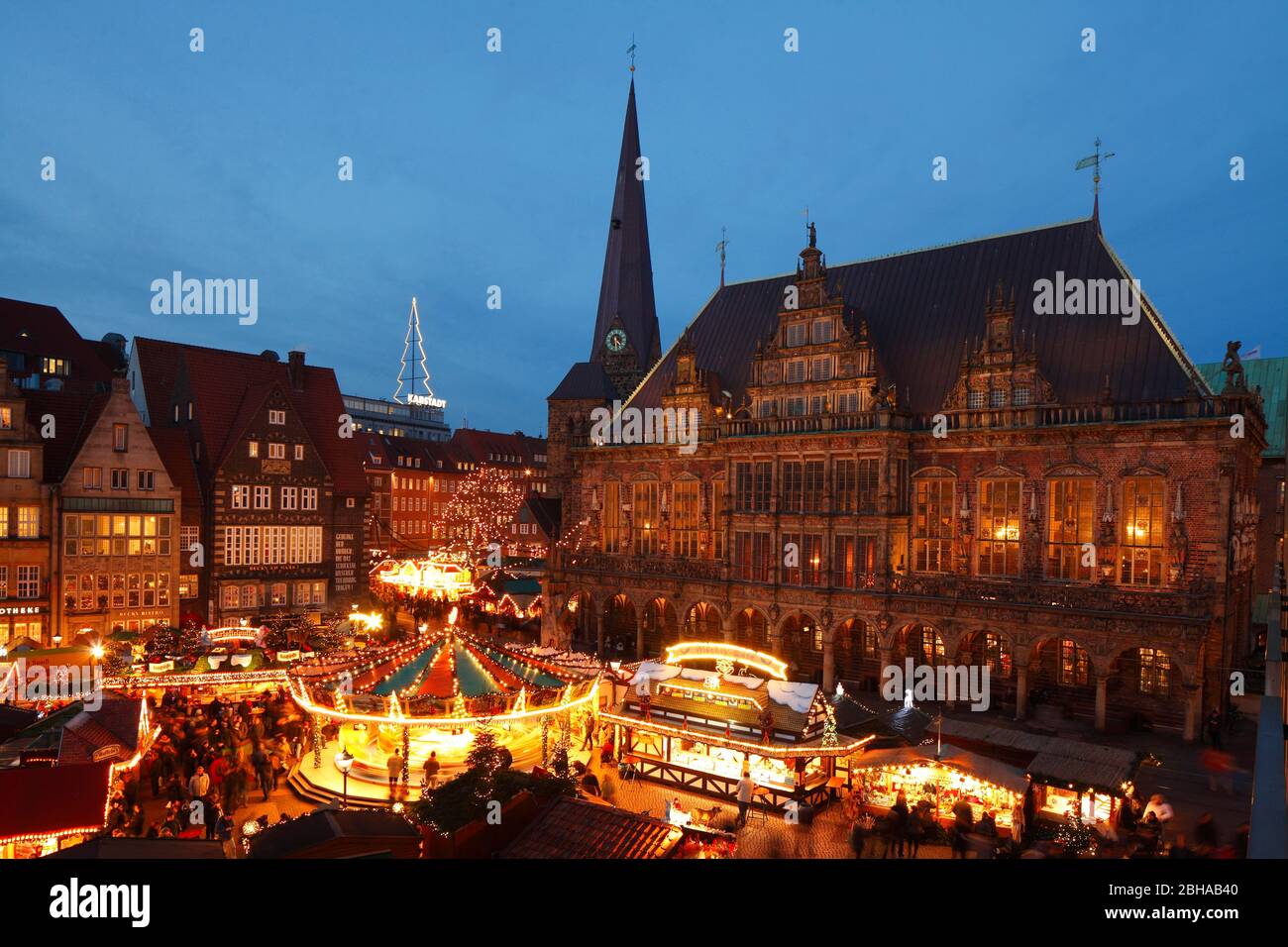 Weihnachtsmarkt mit Marktplatz-Westseite, Liebfrauenkirche und Rathaus, bei Abenddämmerung, Bremen, Deutschland, Europa Stock Photo