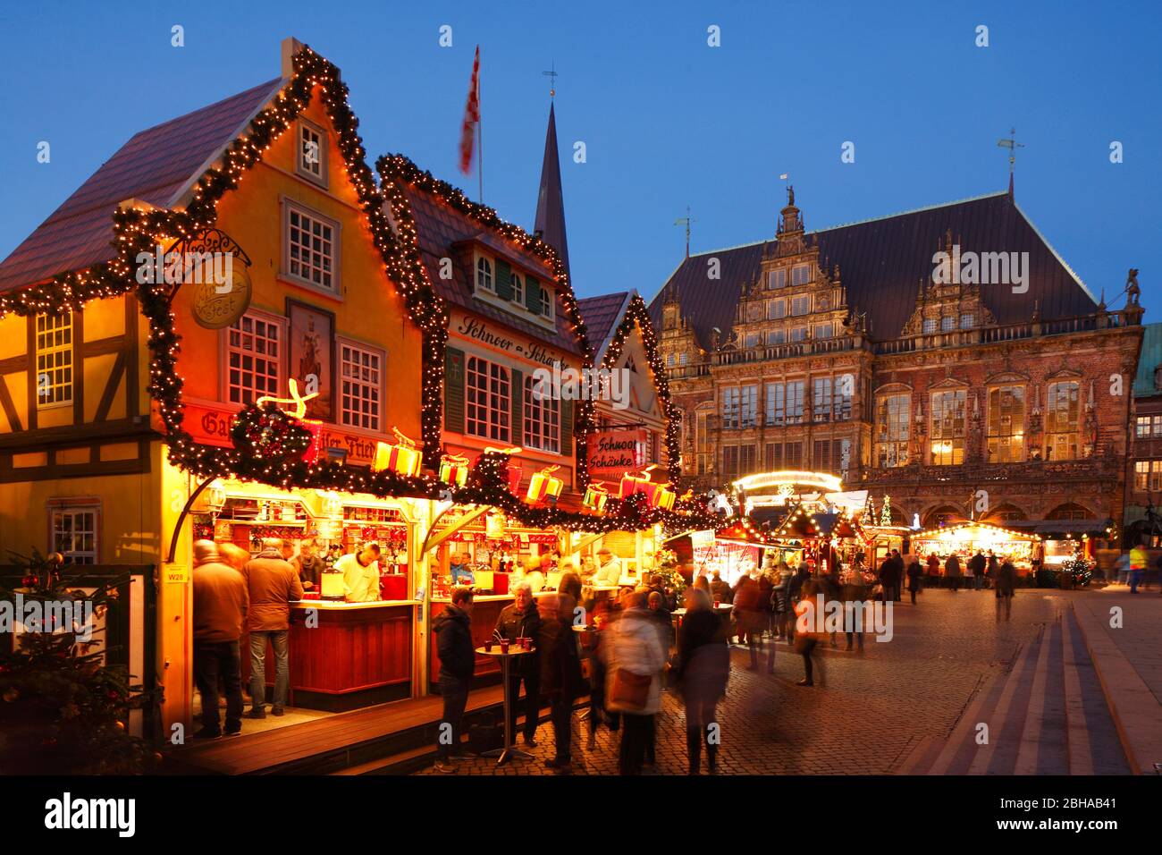 Altes Rathaus mit Buden und Weihnachtsmarkt am Marktplatz bei Abenddämmerung, Bremen, Deutschland, Europa Stock Photo