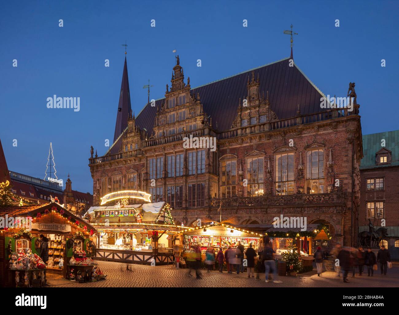 Altes Rathaus mit Weihnachtsmarkt am Marktplatz bei Abenddämmerung, Bremen, Deutschland, Europa Stock Photo