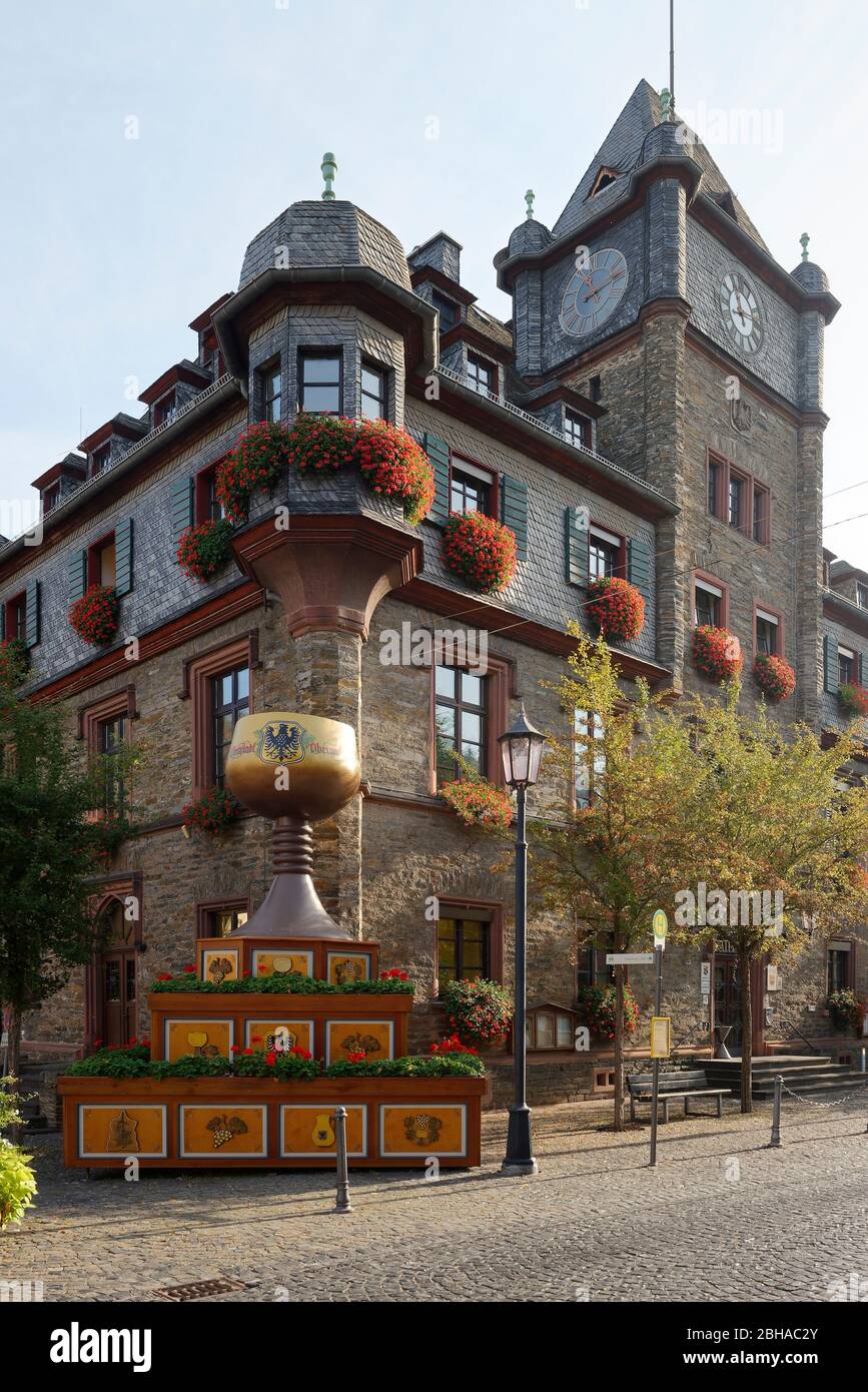Wine pitcher in front of the municipal administration St. Goar- Oberwesel, Oberwesel, UNESCO World Heritage Upper Middle Rhine Valley, Rhine Valley, Rhineland-Palatinate, Germany Stock Photo