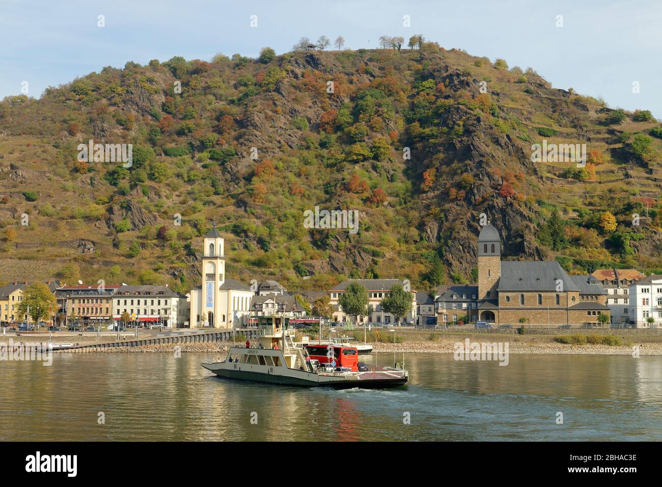 Rhine ferry Loreley VI overlooking St. Goarshausen, St. Goarshausen, UNESCO World Heritage Upper Middle Rhine Valley, Rhine Valley, Rhineland-Palatinate, Germany Stock Photo