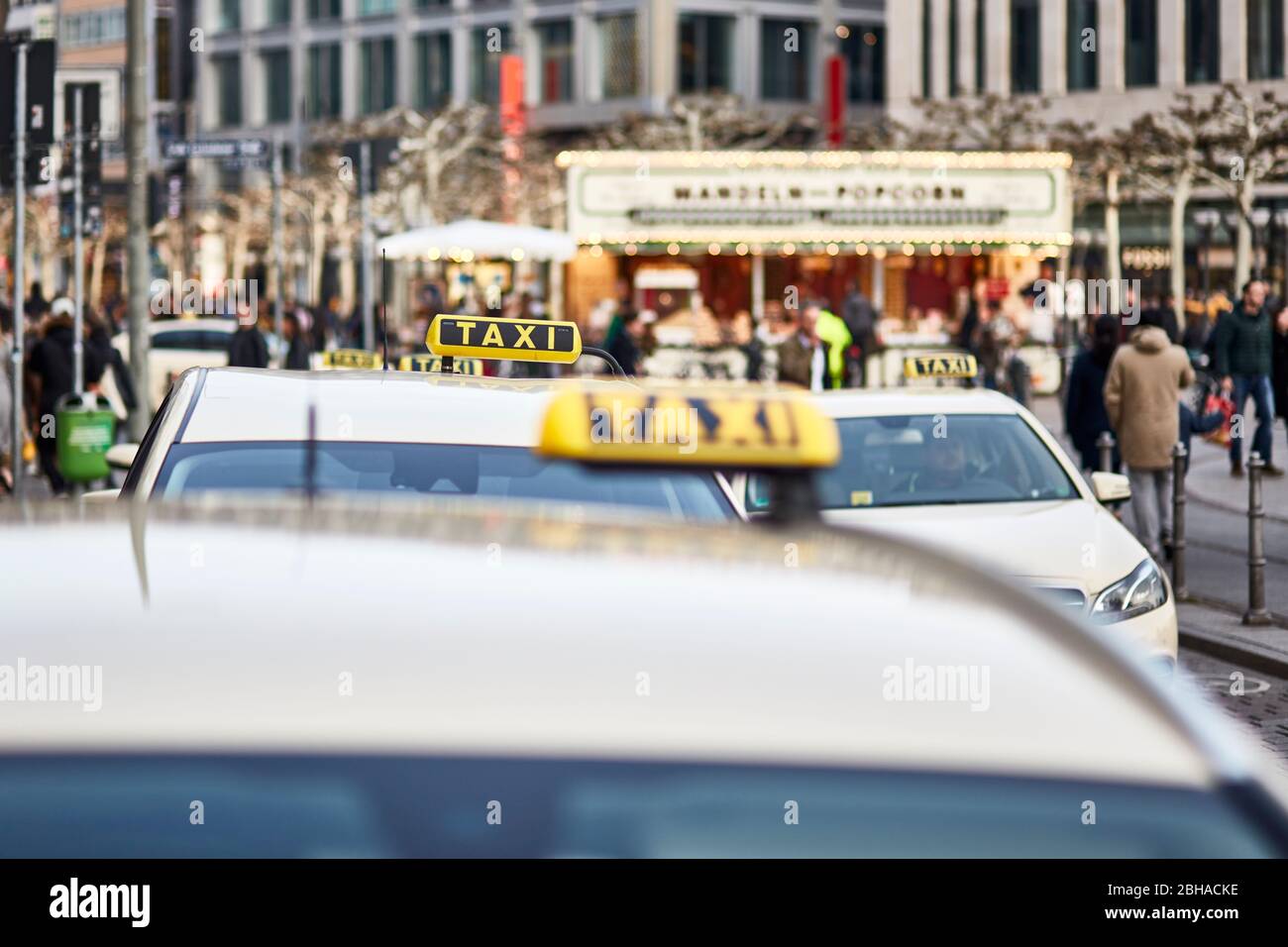 Europa, Deutschland, Hessen, Frankfurt, An der Hauptwache, wartende Taxis Stock Photo