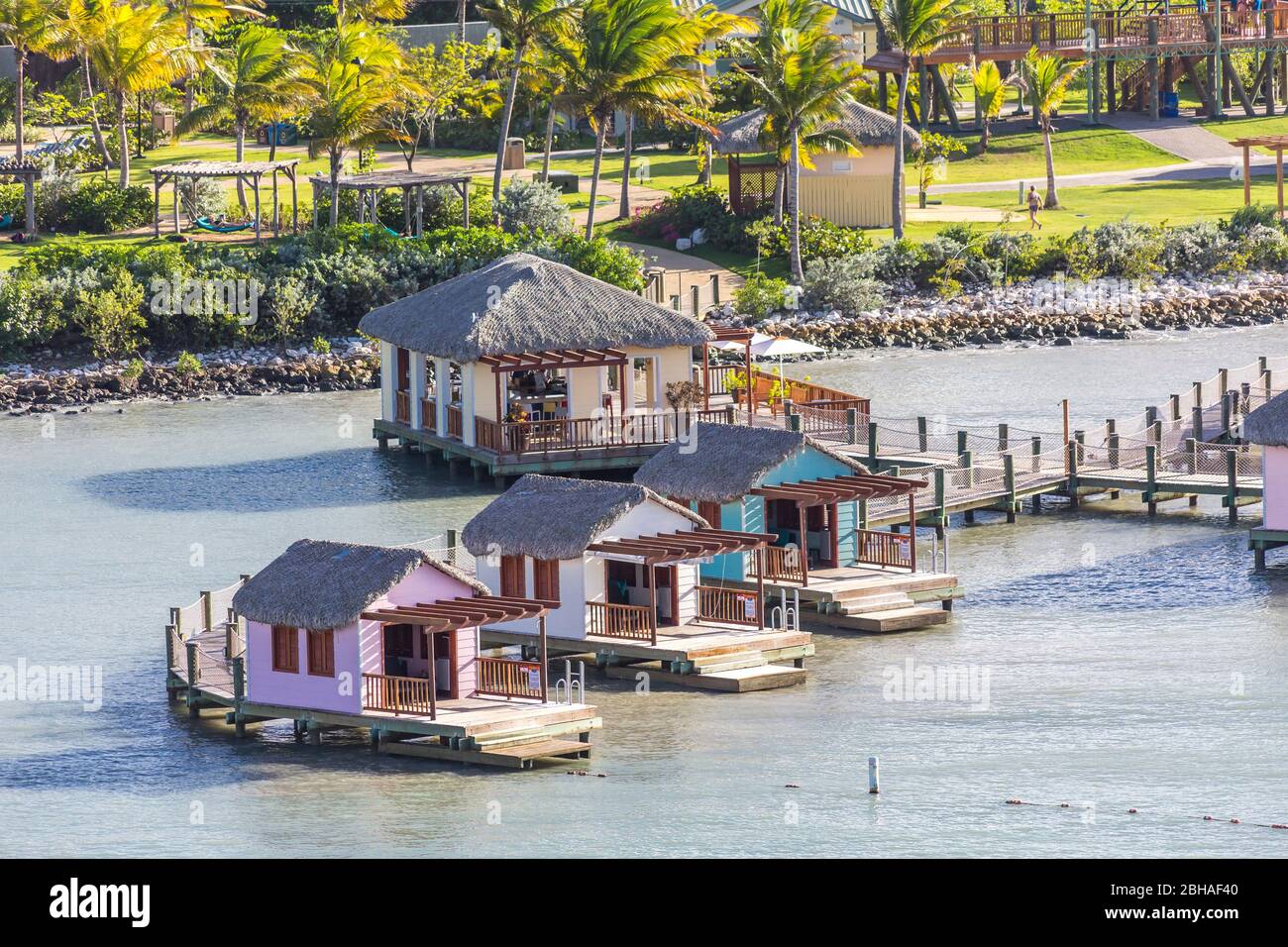 Hotelanlage, Aussicht vom Kreuzfahrtschiff auf Touristenzentrum, Amber Cove Cruise Terminal, Hafen, Maimón, Dominikanische Republik, Große Antillen, K Stock Photo