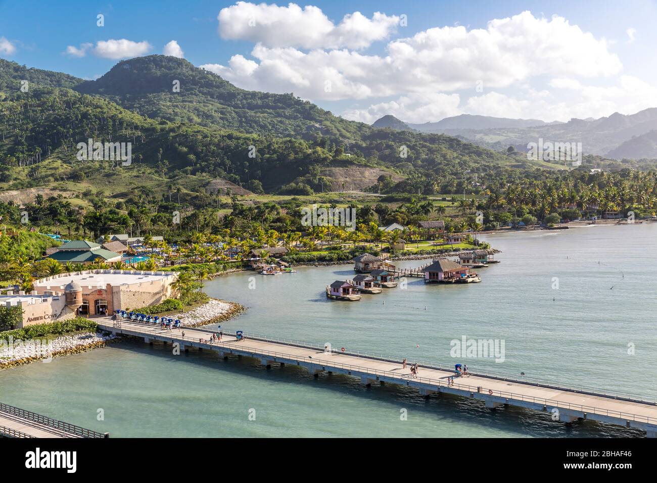 Aussicht vom Kreuzfahrtschiff auf die Landschaft, Touristenzentrum, Amber Cove Cruise Terminal, Hafen, Maimón, Dominikanische Republik, Große Antillen Stock Photo