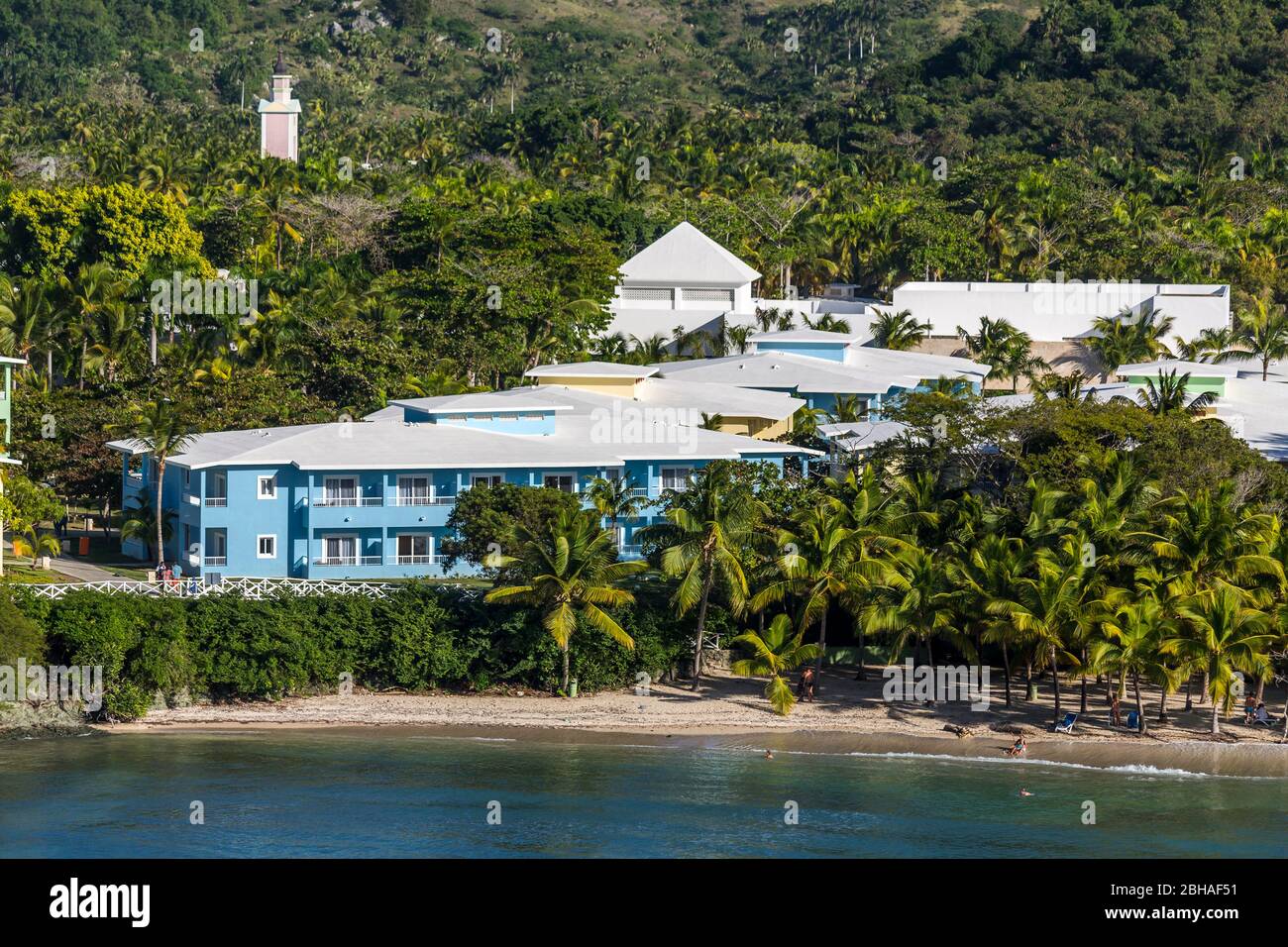 Hotelanlage und Strand, Aussicht vom Kreuzfahrtschiff, Touristenzentrum, Amber Cove Cruise Terminal, Hafen, Maimón, Dominikanische Republik, Große Ant Stock Photo