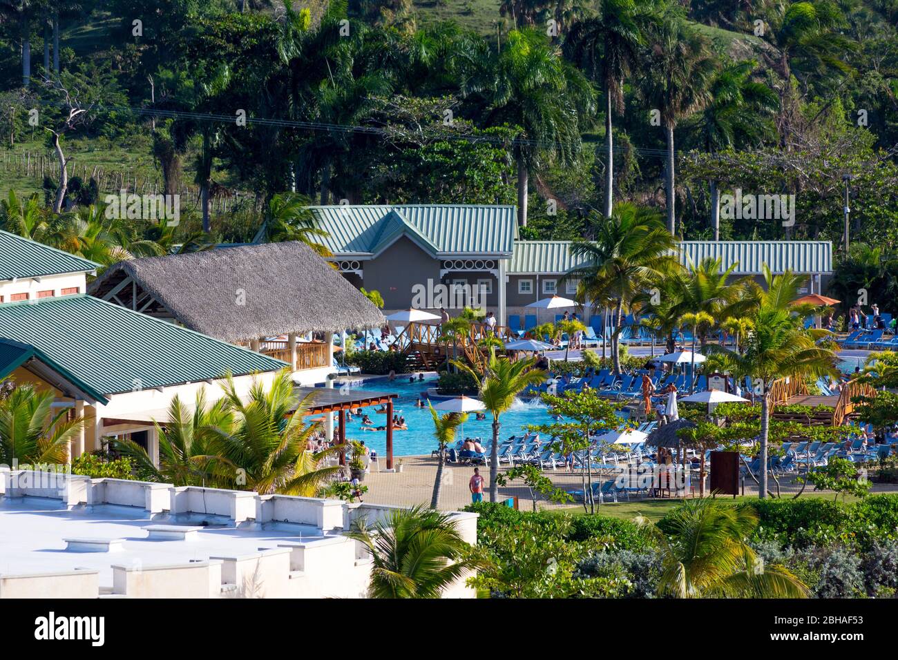 Restaurant mit Poolbereich, Aussicht vom Kreuzfahrtschiff, Touristenzentrum, Amber Cove Cruise Terminal, Hafen, Maimón, Dominikanische Republik, Große Stock Photo