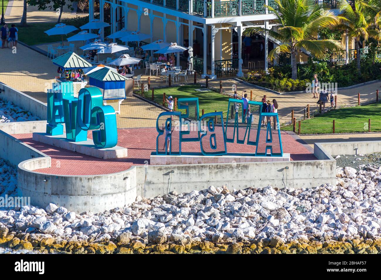 Schriftzug Amber Cove, Aussicht vom Kreuzfahrtschiff, Touristenzentrum, Amber Cove Cruise Terminal, Hafen, Maimón, Dominikanische Republik, Große Anti Stock Photo