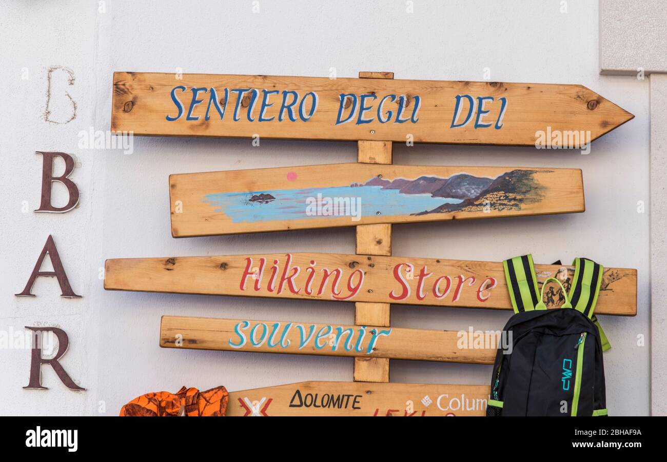 The Way of the Gods: Sentiero degli Dei. Incredibly beautiful hiking path high above the Amalfitana or Amalfi coast in Italy, from Agerola to Positano. March 2019. Wooden signpost Stock Photo