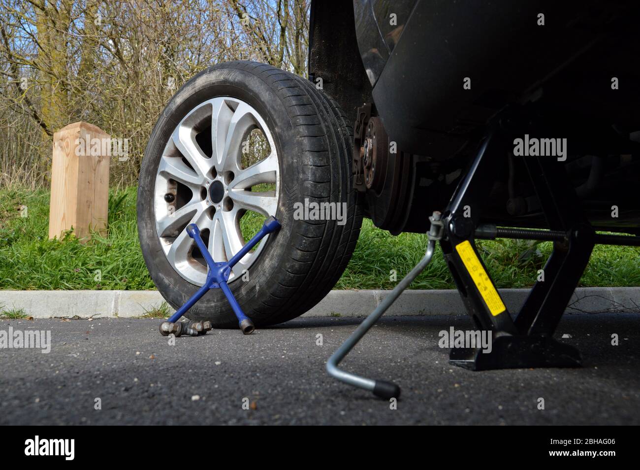 Tire change with aluminum rim following a puncture, with a lug wrench