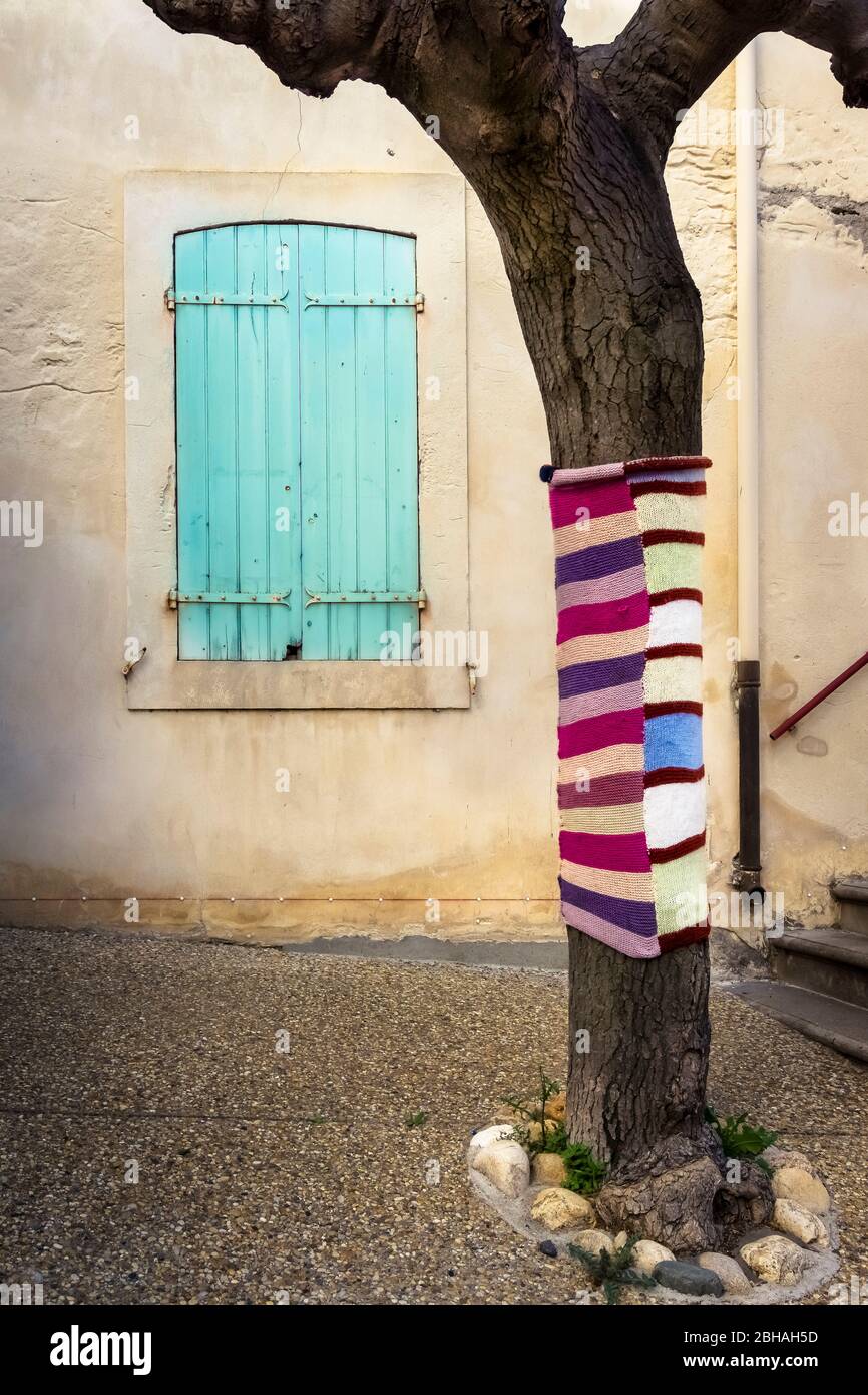 Umhäkelter Baum , Urban Knitting, Street art in Maureilhan, Frankreich Stock Photo