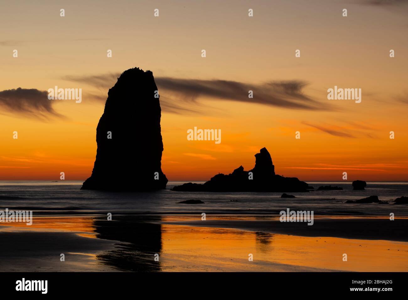 Sunset silhouettes cannon beach hi-res stock photography and images - Alamy