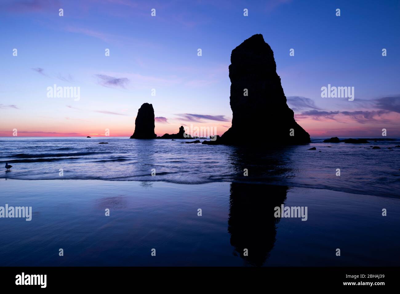 Sunset silhouettes cannon beach hi-res stock photography and images - Alamy