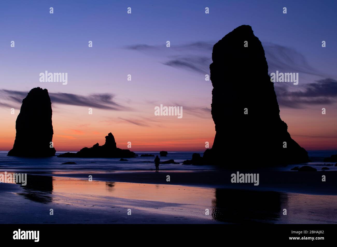 Sunset silhouettes cannon beach hi-res stock photography and images - Alamy