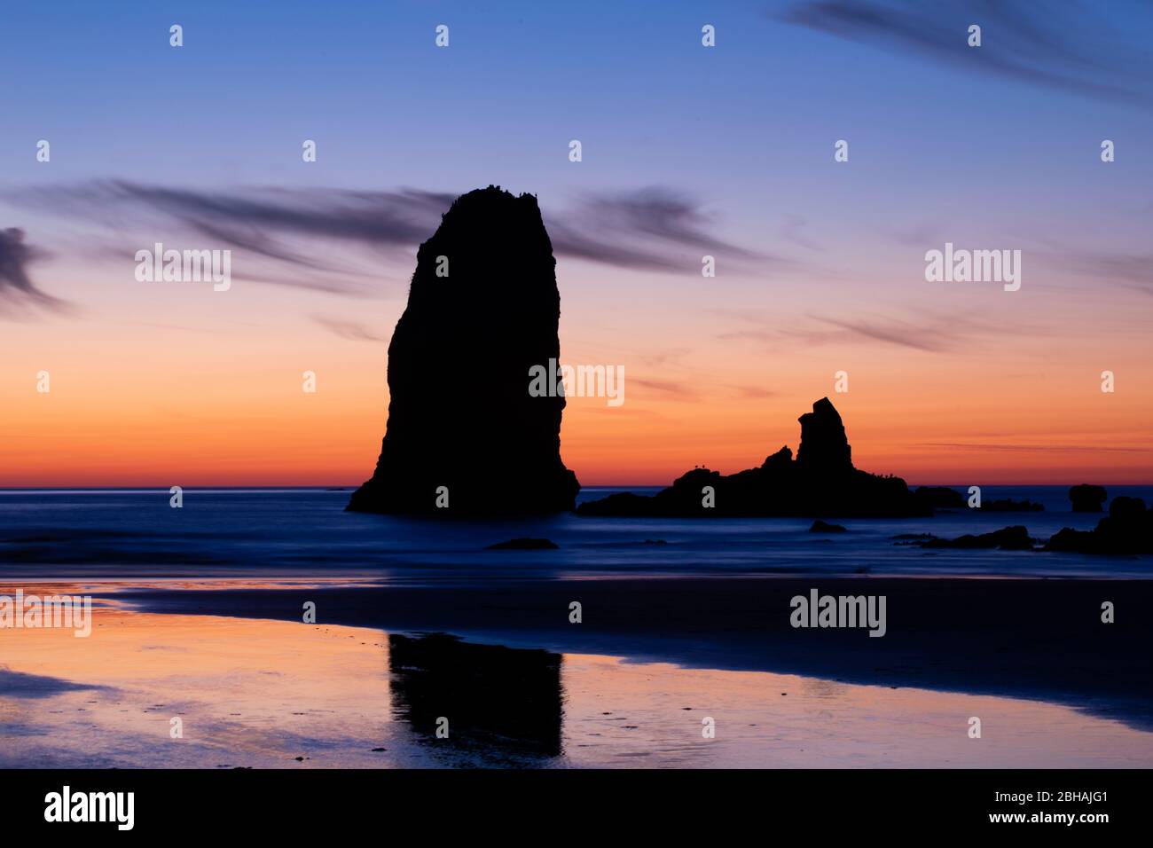 Sunset silhouettes cannon beach hi-res stock photography and images - Alamy