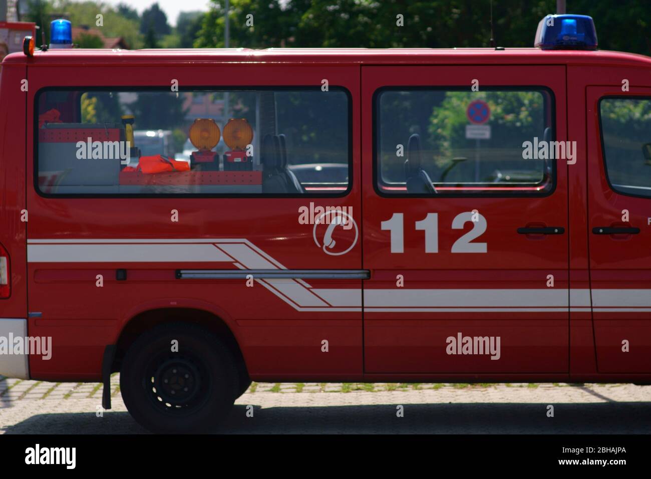 Die Seitenansicht auf einen Feuerwehrwagen mit Sicherheitsequipment auf den Rücksitzen. Stock Photo