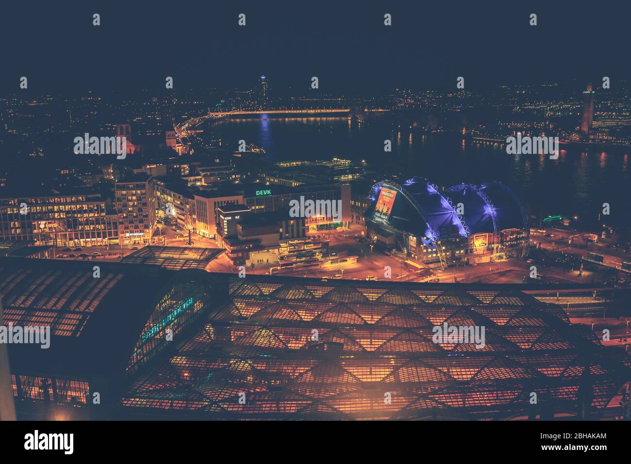 Ausblick über das beleuchtete Köln, dem Bahnhof und den Rhein, bei Nacht Stock Photo