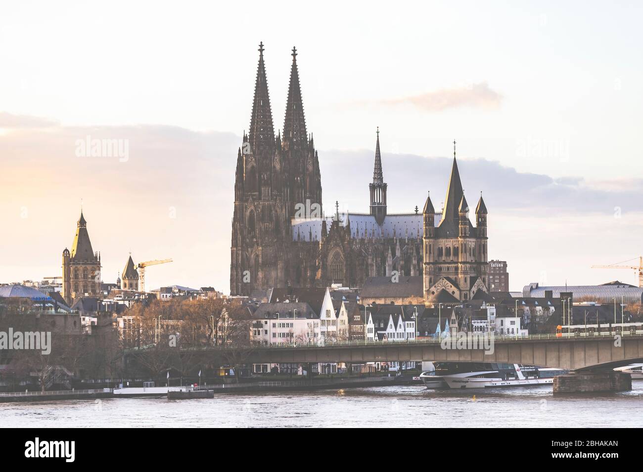 Der Kölner Dom, der Rhein, Groß St. Martin und die Deutzer Brücke. Stock Photo