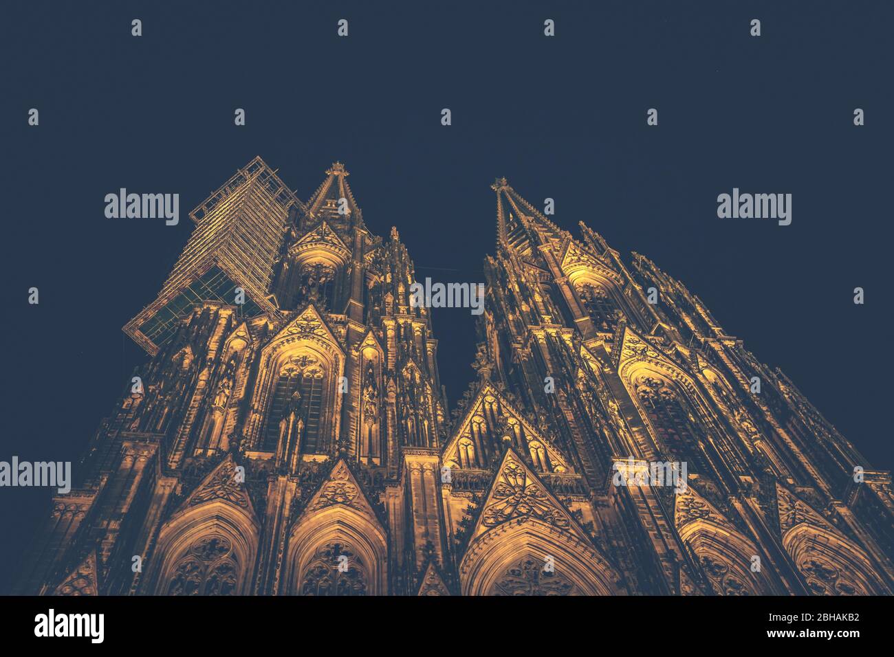 Der Kölner Dom, Nahaufnahme der Türme zur Blauen Stunde Stock Photo