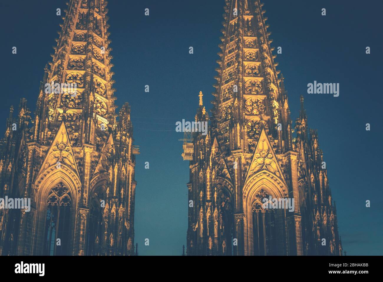 Der Kölner Dom, Nahaufnahme der Türme zur Blauen Stunde Stock Photo