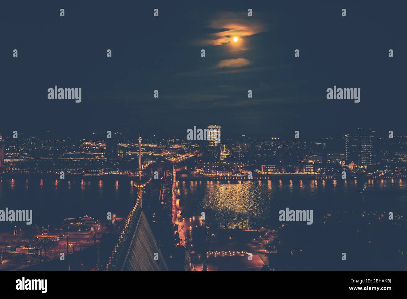 Ausblick über das beleuchtete Köln, das Rheinufer bei Nacht. Stock Photo