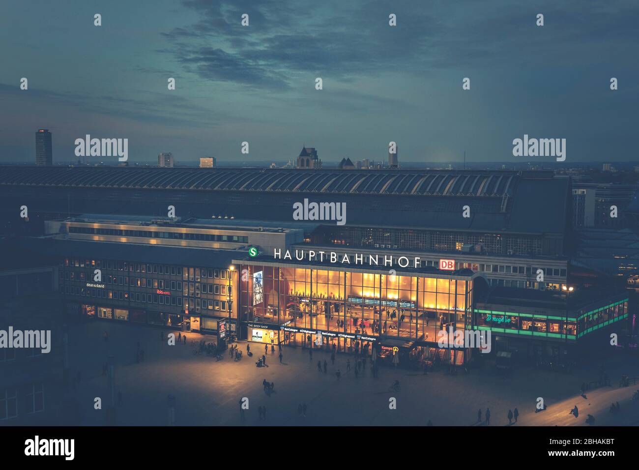 Ausblick über das beleuchtete Köln, dem Bahnhof und den Rhein, bei Nacht Stock Photo