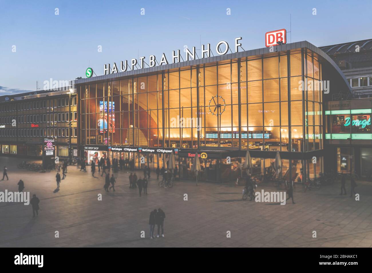 Der beleuchtete Hauptbahnhof Köln bei Nacht. Stock Photo