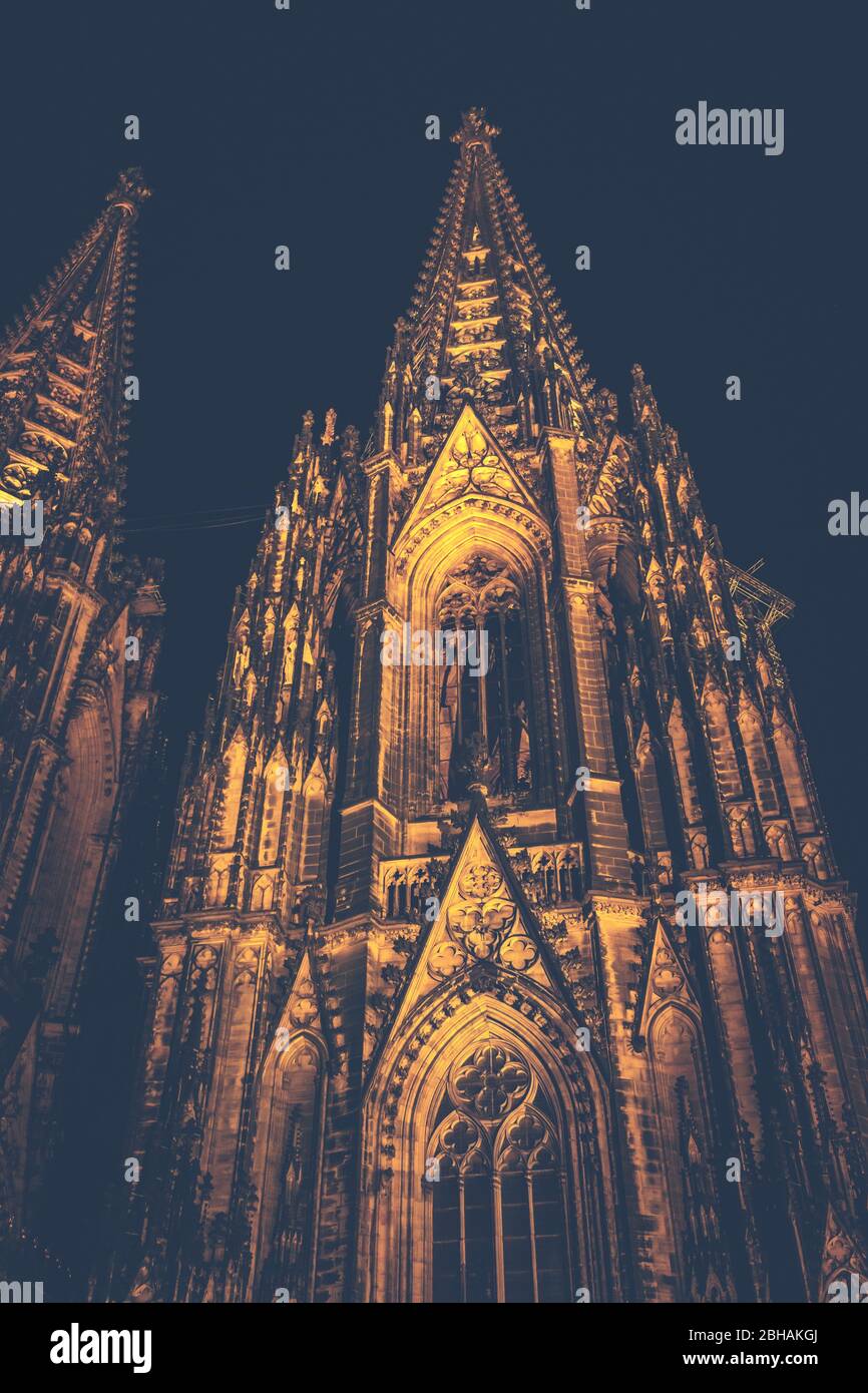 Der Kölner Dom. Auch bei Nacht ein beeindruckendes, gotisches Bauwerk. - Nur redaktionelle Nutzung. Stock Photo