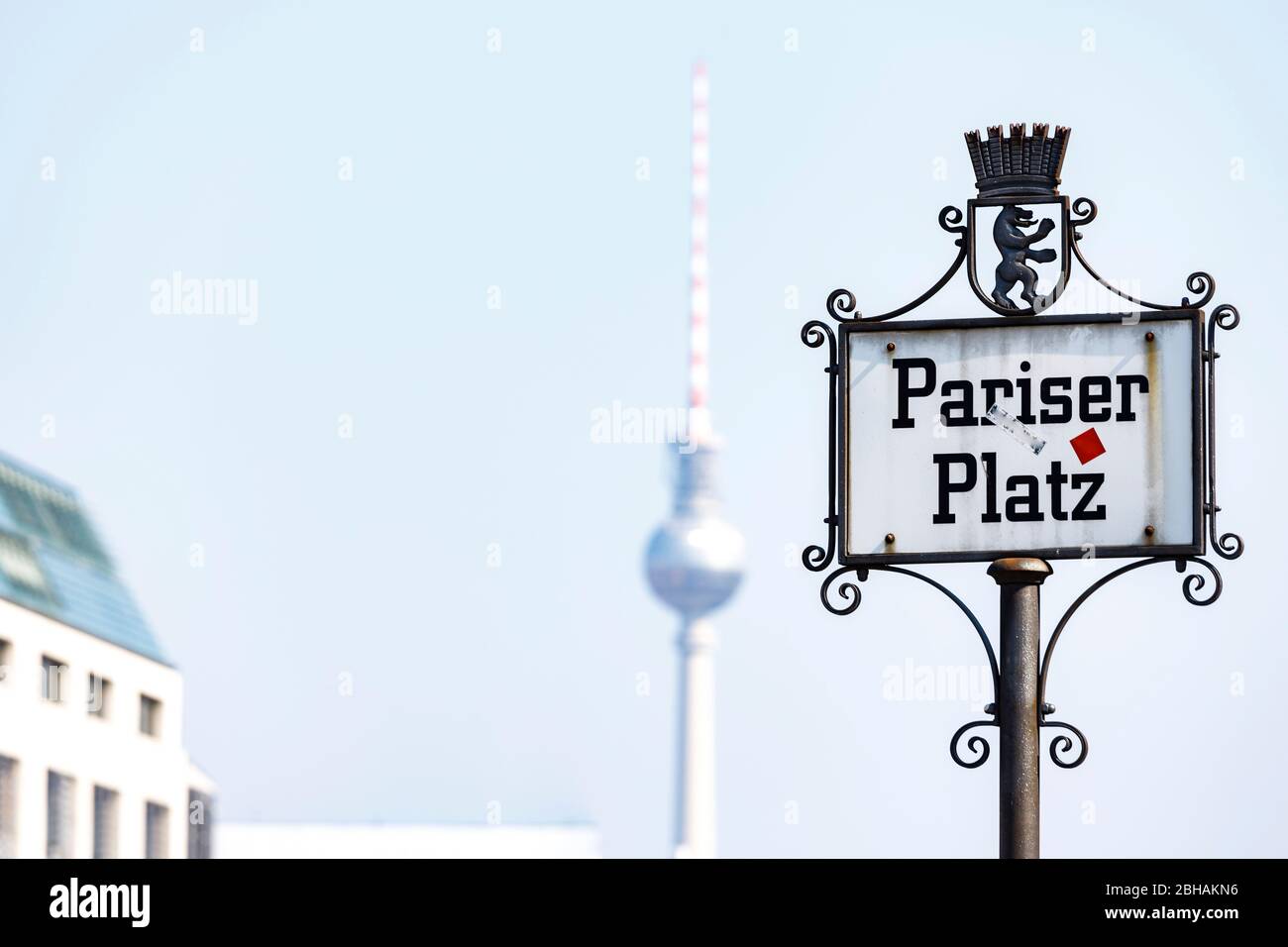 Ein Schild mit der Aufschrift Pariser Platz mit Blick auf den Funkturm am Alexanderplatz - Berlin Mitte Stock Photo