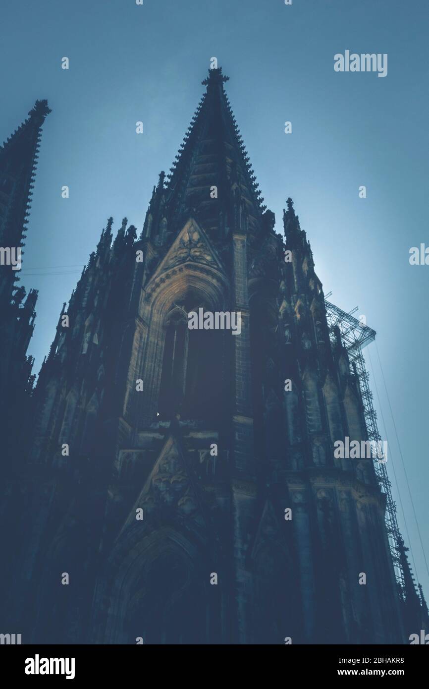 Der Kölner Dom. Auch bei Nacht ein beeindruckendes, gotisches Bauwerk. - Nur redaktionelle Nutzung. Stock Photo
