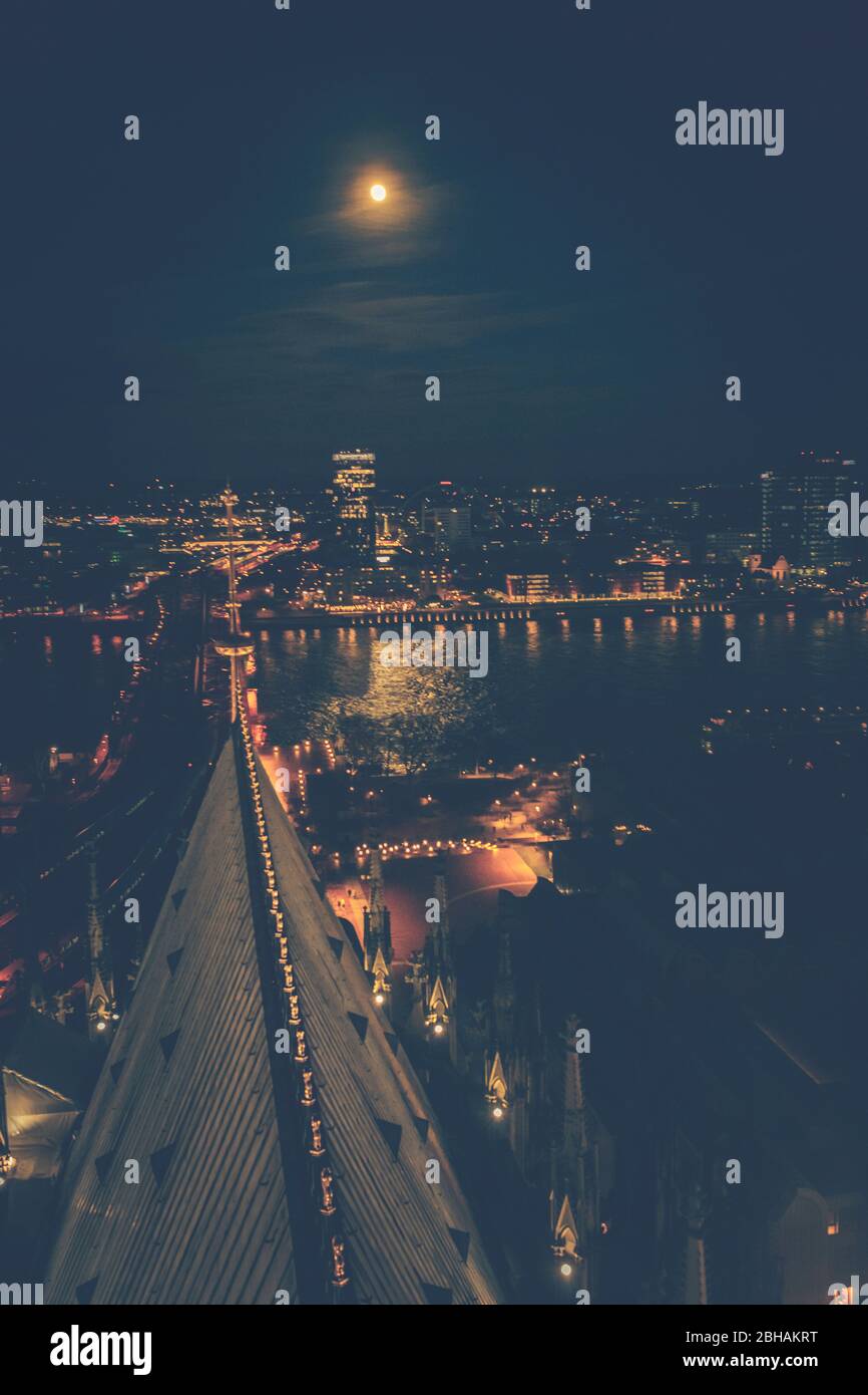 Der Kölner Dom. Auch bei Nacht ein beeindruckendes, gotisches Bauwerk. - Nur redaktionelle Nutzung. Stock Photo