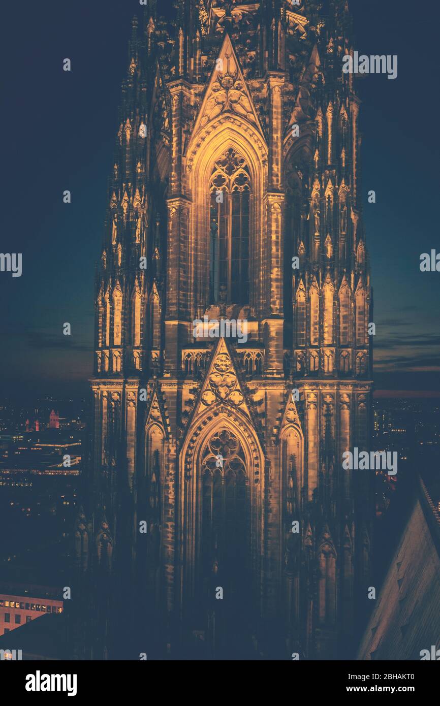 Der Kölner Dom. Auch bei Nacht ein beeindruckendes, gotisches Bauwerk. - Nur redaktionelle Nutzung. Stock Photo