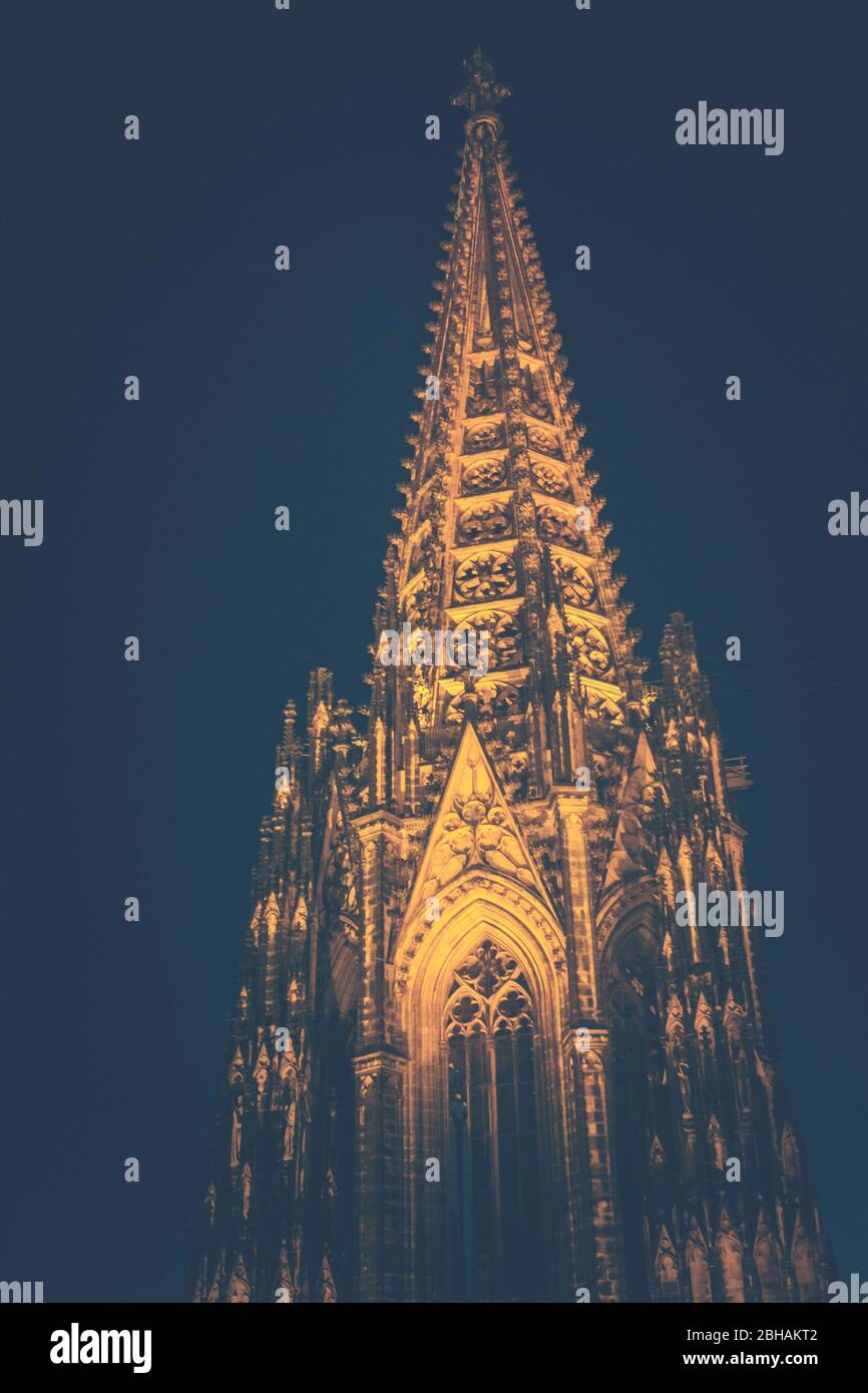 Der Kölner Dom. Auch bei Nacht ein beeindruckendes, gotisches Bauwerk. - Nur redaktionelle Nutzung. Stock Photo