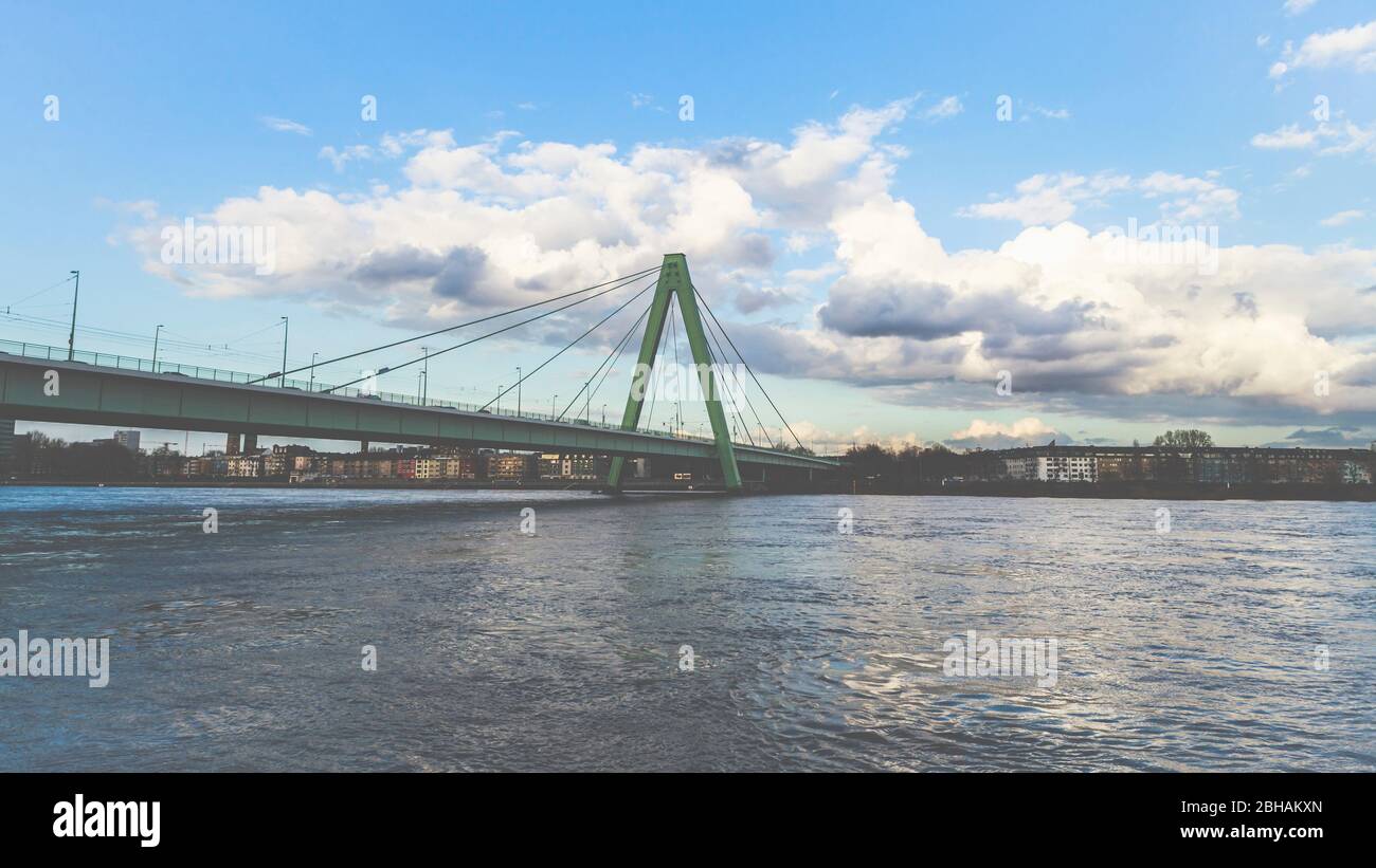 Köln - Metropole am Rhein, der Fluss und seine Brücken. Panorama Stock Photo