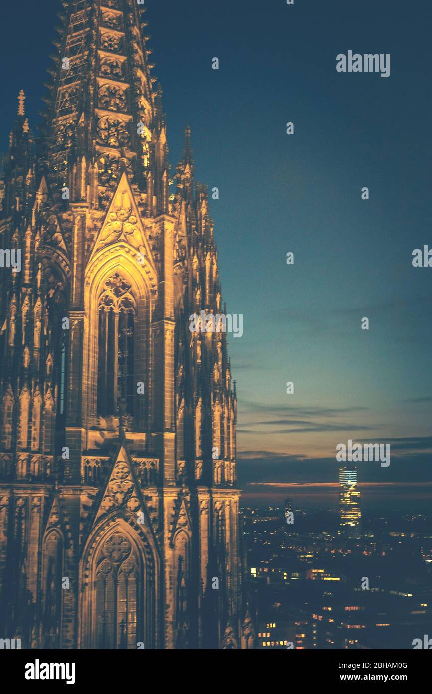 Der Kölner Dom. Auch bei Nacht ein beeindruckendes, gotisches Bauwerk. - Nur redaktionelle Nutzung. Stock Photo