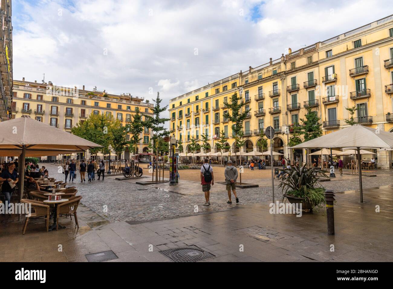 Europe, Spain, Catalonia, Girona, street scene in the Plaza de la Independencia in Girona Stock Photo